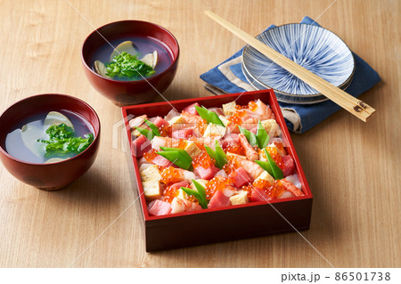 ちらし寿司とハマグリのお吸い物 86501738