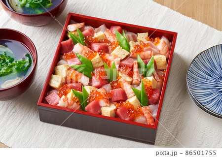 ちらし寿司とハマグリのお吸い物 86501755