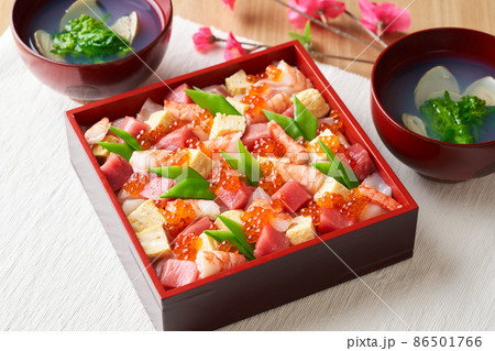 ちらし寿司とハマグリのお吸い物 ちらし寿司とハマグリのお吸い物 86501766