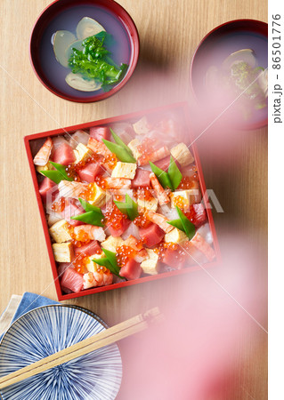 ちらし寿司とハマグリのお吸い物 86501776