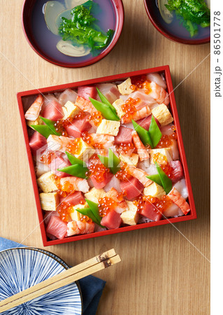 ちらし寿司とハマグリのお吸い物 ちらし寿司とハマグリのお吸い物 86501778