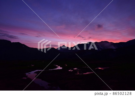 夜明けの北アルプス 立山連峰 86502128