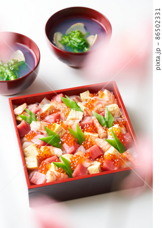 ちらし寿司とハマグリのお吸い物 86502331