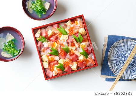 ちらし寿司とハマグリのお吸い物 86502335