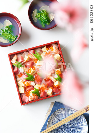 ちらし寿司とハマグリのお吸い物 86502338