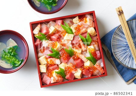 ちらし寿司とハマグリのお吸い物 86502341