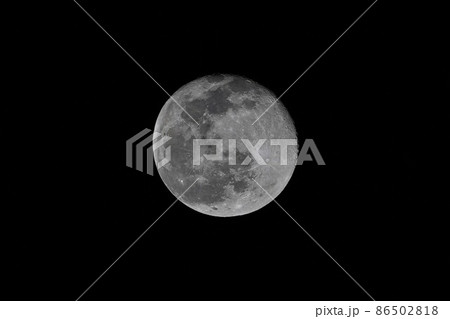 夜空に浮かぶ立待月 夜空に浮かぶ立待月 86502818
