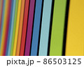 レインボーカラーの木の柵 86503125