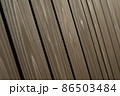 ダークブラウンの木目調の壁 86503484