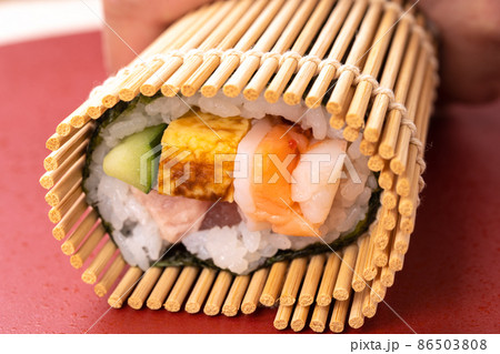 太巻き寿司を巻く 太巻き寿司を巻く 86503808