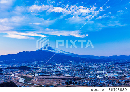 (静岡県東部)三島市・清水町・長泉町の街並みと富士山 夕景 (静岡県東部)三島市・清水町・長泉町の街並みと富士山 夕景 86503880