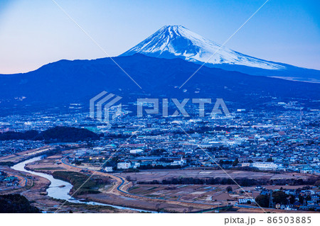 （静岡県東部）三島市・清水町・長泉町の街並みと富士山　夕景 86503885