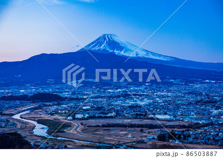 （静岡県東部）三島市・清水町・長泉町の街並みと富士山　夕景 86503887