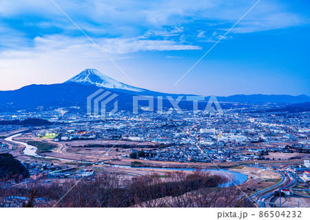 (静岡県東部)三島市・清水町・長泉町の街並みと富士山 夕景 (静岡県東部)三島市・清水町・長泉町の街並みと富士山 夕景 86504232