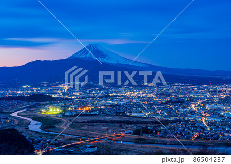 (静岡県東部)三島市・清水町・長泉町の街並みと富士山 夕景 (静岡県東部)三島市・清水町・長泉町の街並みと富士山 夕景 86504237