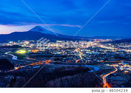 (静岡県東部)三島市・清水町・長泉町の街並みと富士山 夕景 (静岡県東部)三島市・清水町・長泉町の街並みと富士山 夕景 86504239