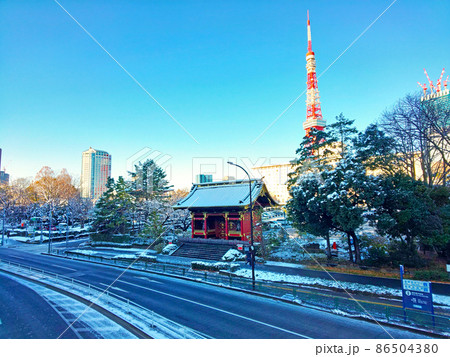雪が積もった増上寺と東京タワー(東京都港区)※2022年1月 雪が積もった増上寺と東京タワー(東京都港区)※2022年1月 86504380