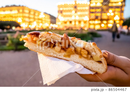 ロシアグルメのピローグ断面と街並み ロシアグルメのピローグ断面と街並み 86504467