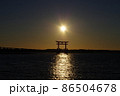夕焼けと鳥居 86504678