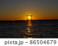 夕焼けと鳥居 86504679