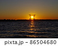 夕焼けと鳥居 86504680