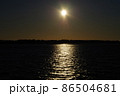 水面を照らす太陽 86504681