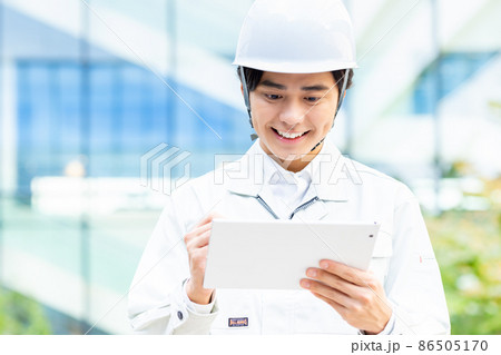 タブレットを若い作業員　撮影協力「LINK FOREST」 86505170