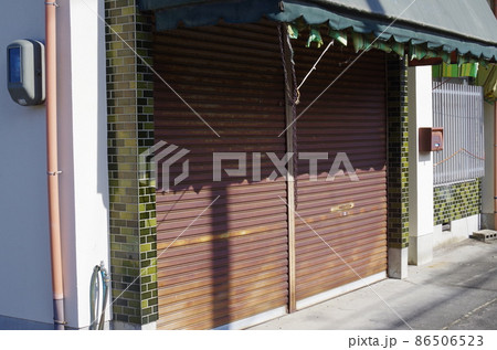 商店街の寂びれたシャッター 86506523