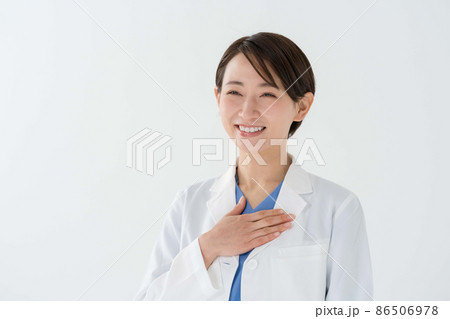 医者　医療従事者　女性　白背景 86506978