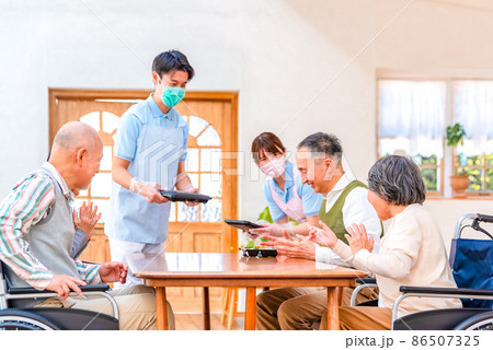 リハビリテーションセンター　昼食シーン 86507325