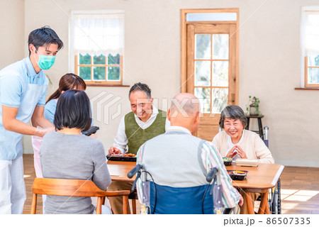 リハビリテーションセンター　昼食シーン 86507335