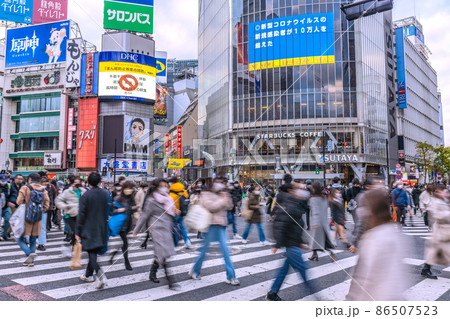 日本の東京都市景観 10万人を超えたことを伝える（3日に）大型ビジョン。渋谷は脅威の人流＝4日 86507523