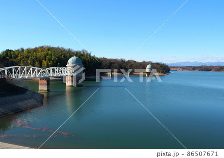 多摩湖の湖面とレトロな取水塔【東京都東大和市】 多摩湖の湖面とレトロな取水塔【東京都東大和市】 86507671