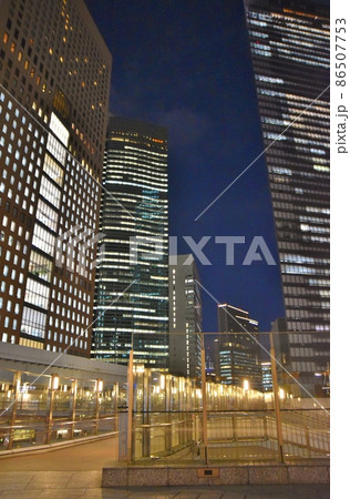 夜の汐留駅前　東京 86507753