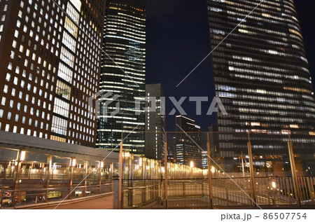 夜の汐留駅前　東京 86507754