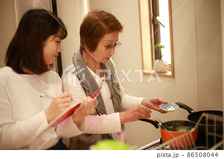 料理する女性たち 料理する女性たち 86508044