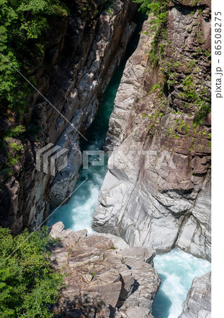 岐阜県関市川浦渓谷（かおれけいこく） 86508275