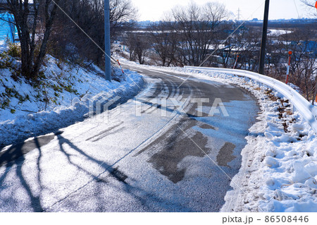 カーブした冬の坂道 86508446