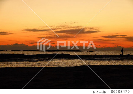 和歌山県那智勝浦町の日の出前の景色 86508479