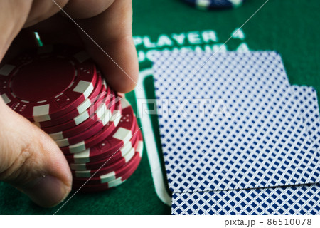 HAND HOLDING POKER CHIPS HAND HOLDING POKER CHIPS 86510078