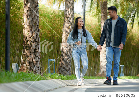 Couple Enjoying Second Date Couple Enjoying Second Date 86510605
