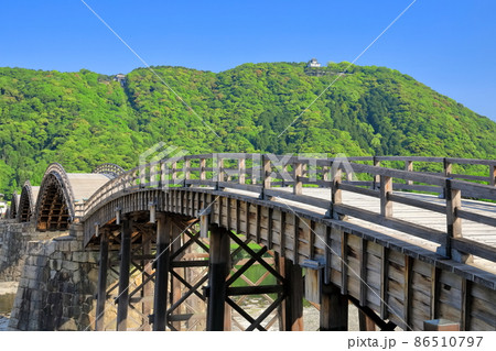 【山口県】快晴下の錦帯橋と岩国城 86510797