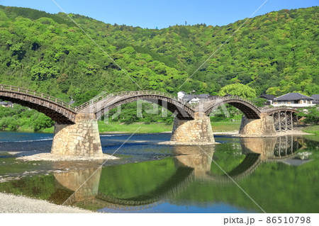 【山口県】快晴下の錦帯橋 86510798