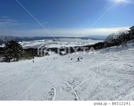 2022年1月の福島県の猪苗代スキー場からの猪苗代湖の眺め 86512241