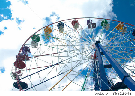 Ferris wheel in an amusement park 86512648