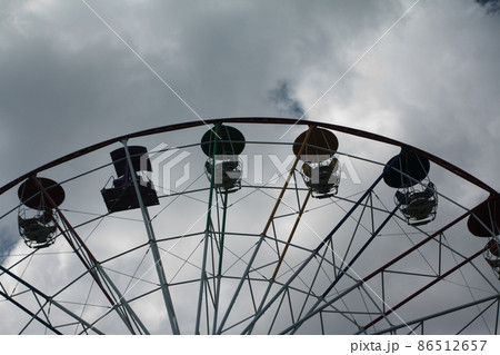 Ferris wheel in an amusement park 86512657