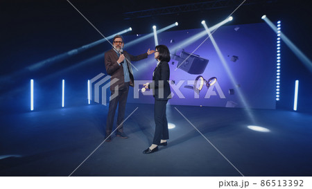 Host interviewing virtual reality glasses creator Host interviewing virtual reality glasses creator 86513392