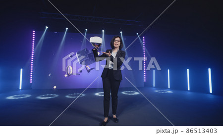Host showing virtual reality device 86513403