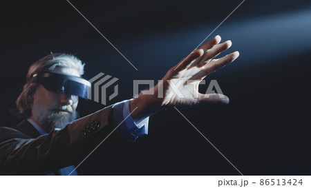 The presenter showing virtual reality glasses The presenter showing virtual reality glasses 86513424