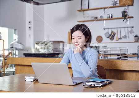 資産運用を考える若い女性 資産運用を考える若い女性 86513915